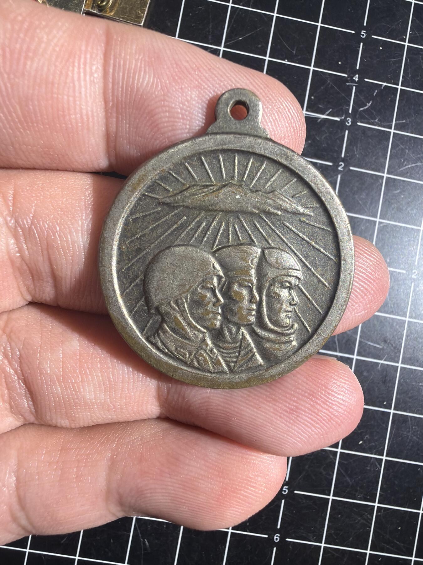 古冰库章牌勋赏收藏0起拍卖 朝鲜海陆空三军纪念章