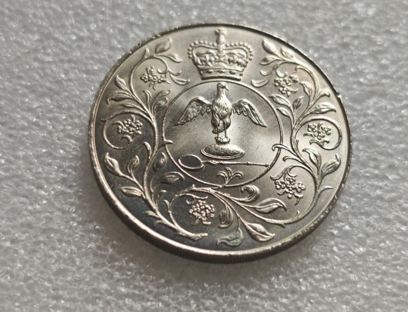 瓶子🏺第236期拍卖会  1977年英国伊丽莎白二世登基25周年（银禧）纪念克朗币  英国皇家铸币局为纪念伊丽莎白二世女王登基25周年（银禧庆典，Silver Jubilee）发行的纪念币，面值为25便士（1克朗/Crown），是英国现代最具代表性的纪念币之一