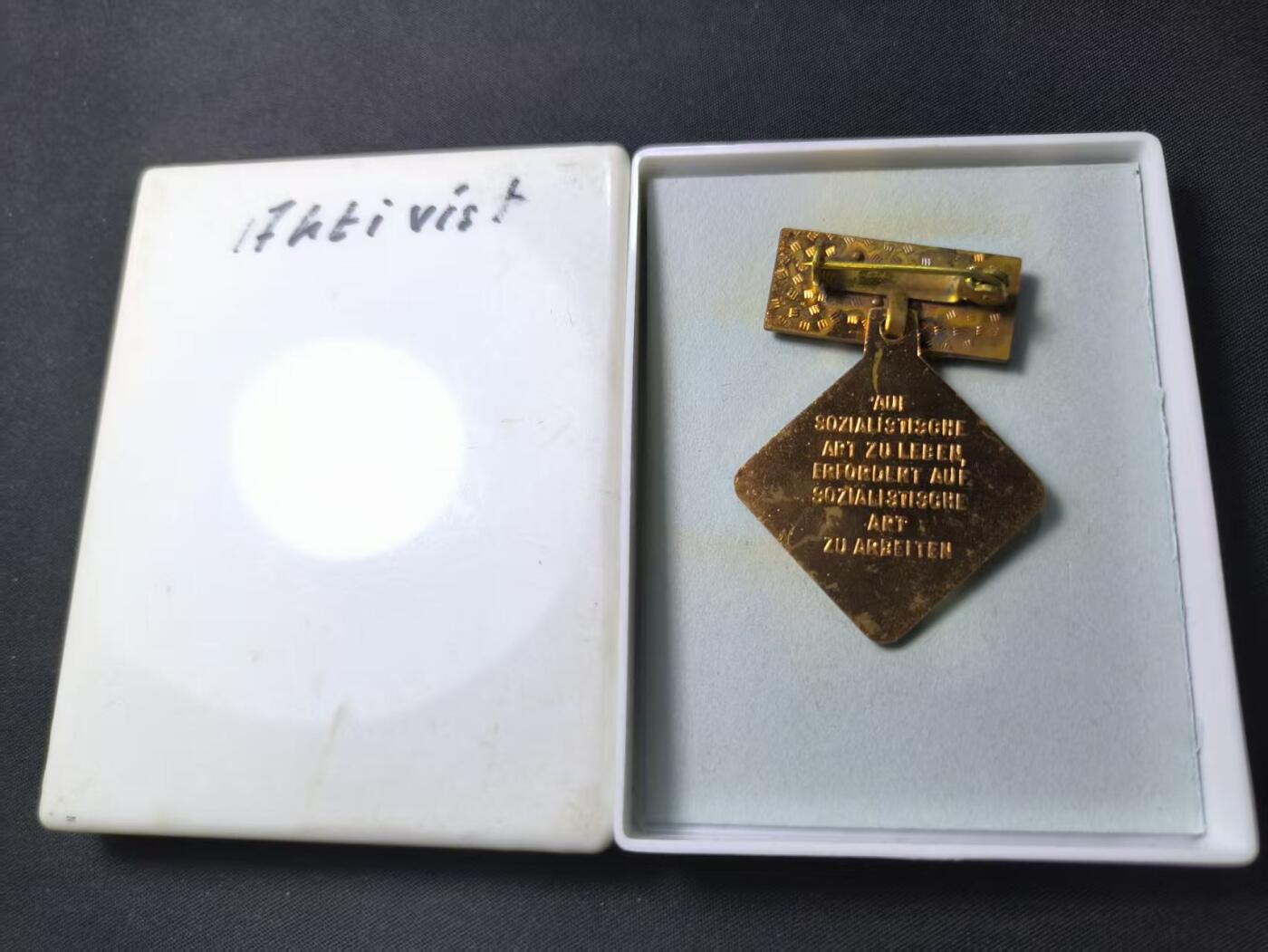 云宸嘉赏-勋臻佳藏四月精品甄选场次（低佣 一元一手） 民主德国社会活动家奖章 带盒美品