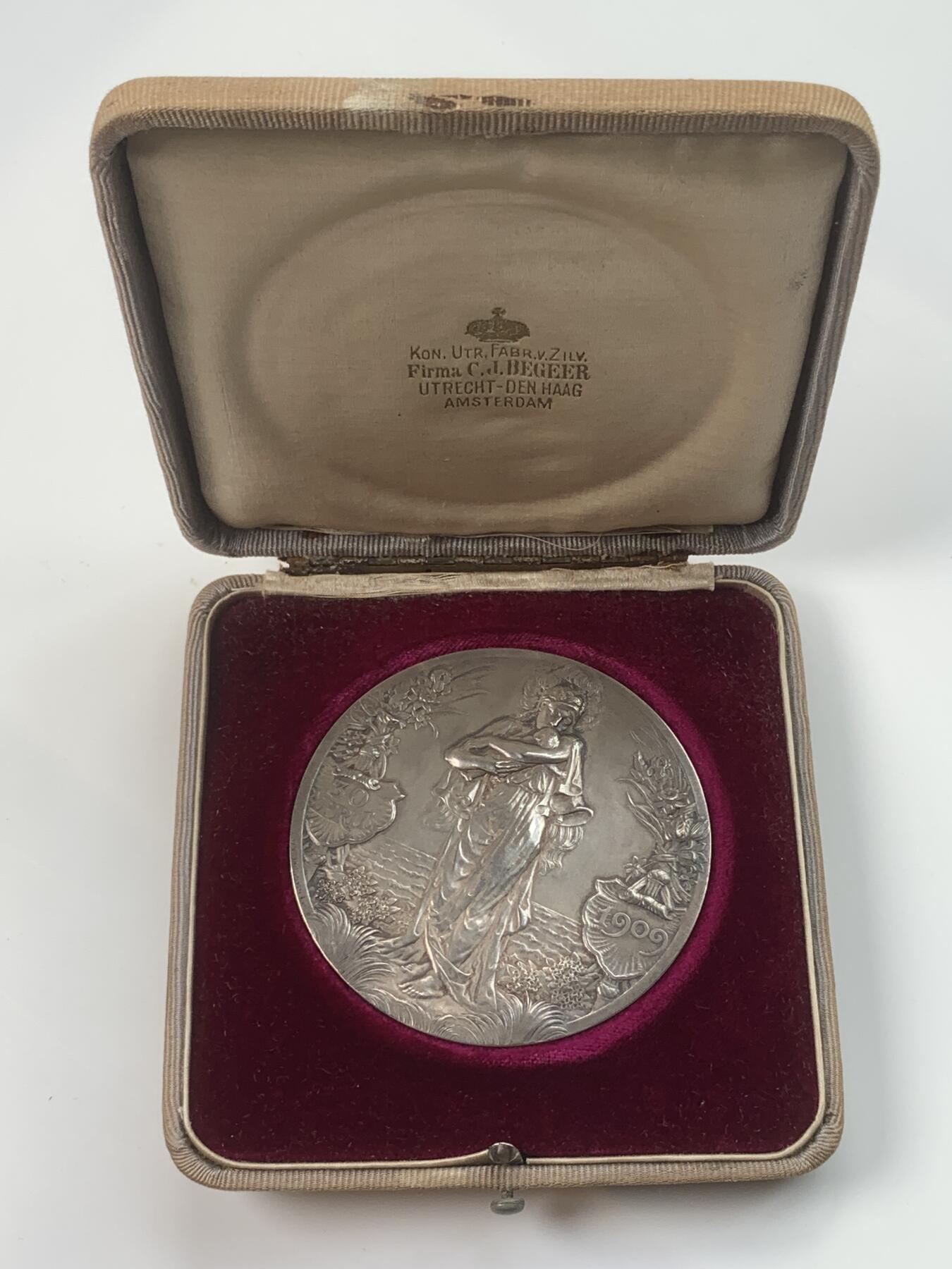 掌中浮雕-藏着的欧洲第057场 NGC MS63 : 1909年荷兰朱莉安娜公主出生银章， 65mm ，111g，J.C.Wienecke雕刻.，原盒。背面人物是荷兰女王威廉明娜和丈夫海因里希