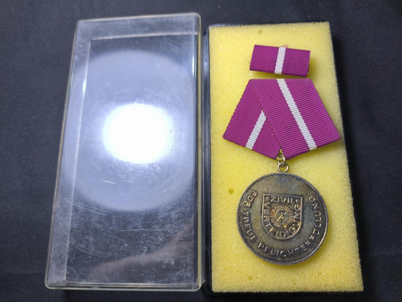 云宸嘉赏-勋臻佳藏四月精品甄选场次（低佣 一元一手） 民主德国民防银级忠诚服务奖章带盒略一套