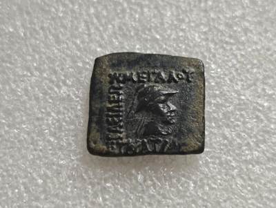 瓶子🏺第236期拍卖会 -  约公元前2世纪（约前170-前135年，对应欧克拉提德斯一世）希腊-巴克特里亚王国（Indo-Greek Kingdom）的方形青铜铜币，属于中亚古代丝绸之路沿线的典型东方化希腊化钱币