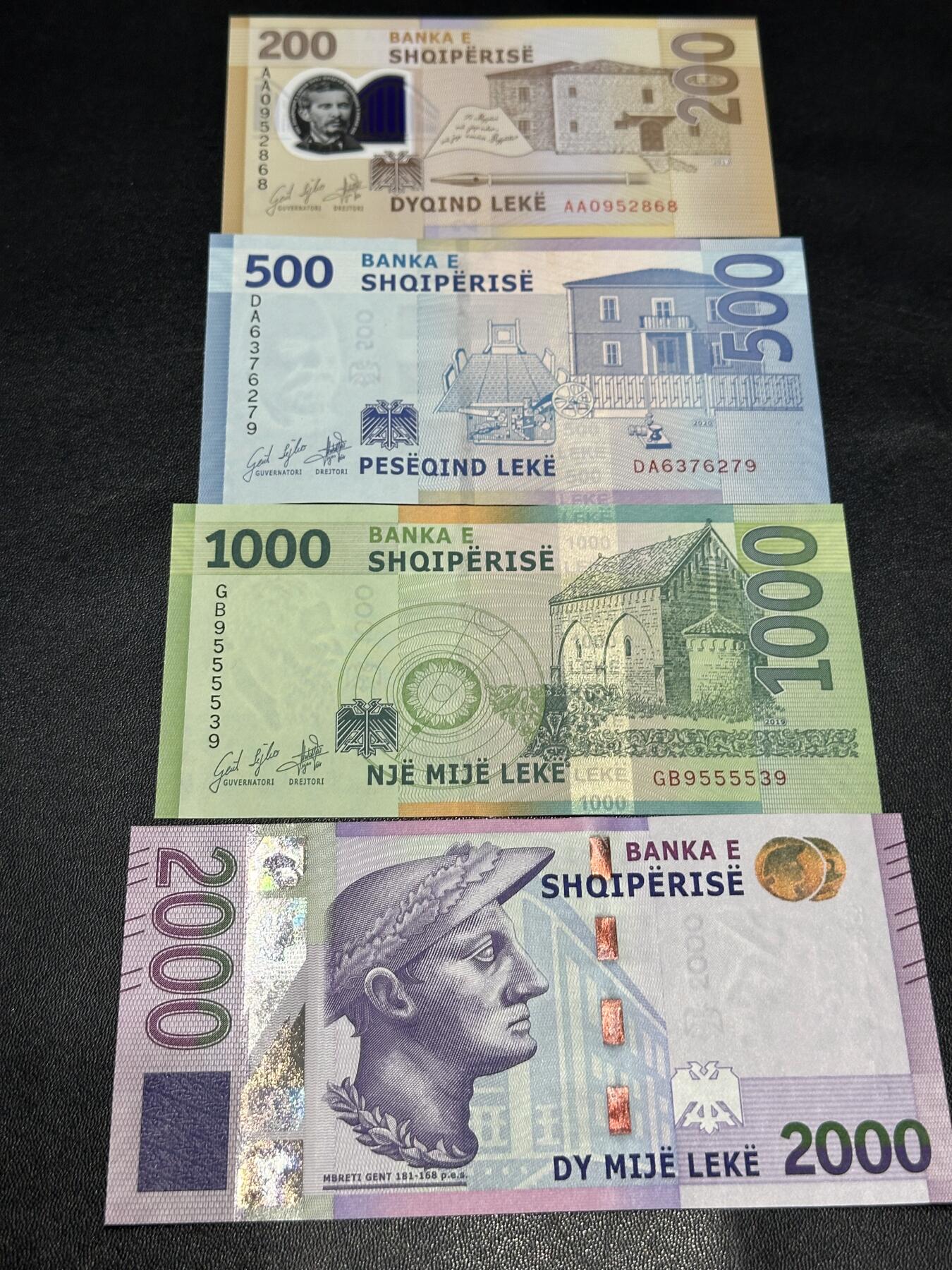 《外钞收藏家》第六百二十五期（精选场）（长期征集拍品、欢迎藏友们联系合作） 2022年阿尔巴尼亚200-1000列克 4张一起 全新UNC 全部是首发冠