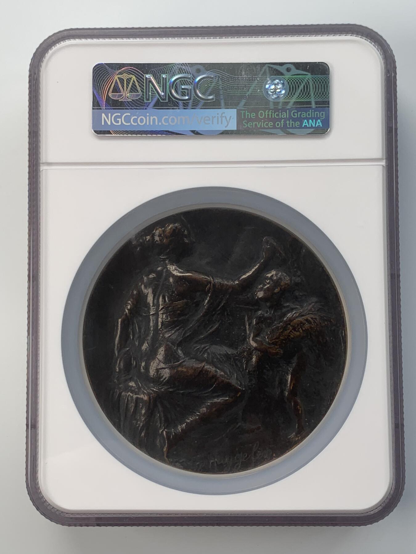 掌中浮雕-藏着的欧洲第057场 NGC MS62 : 1918年一战比属刚果纪念铜章，88mm，超级加厚盒子，连盒共重904.6克 ,（末图与普通加大盒子对比图）