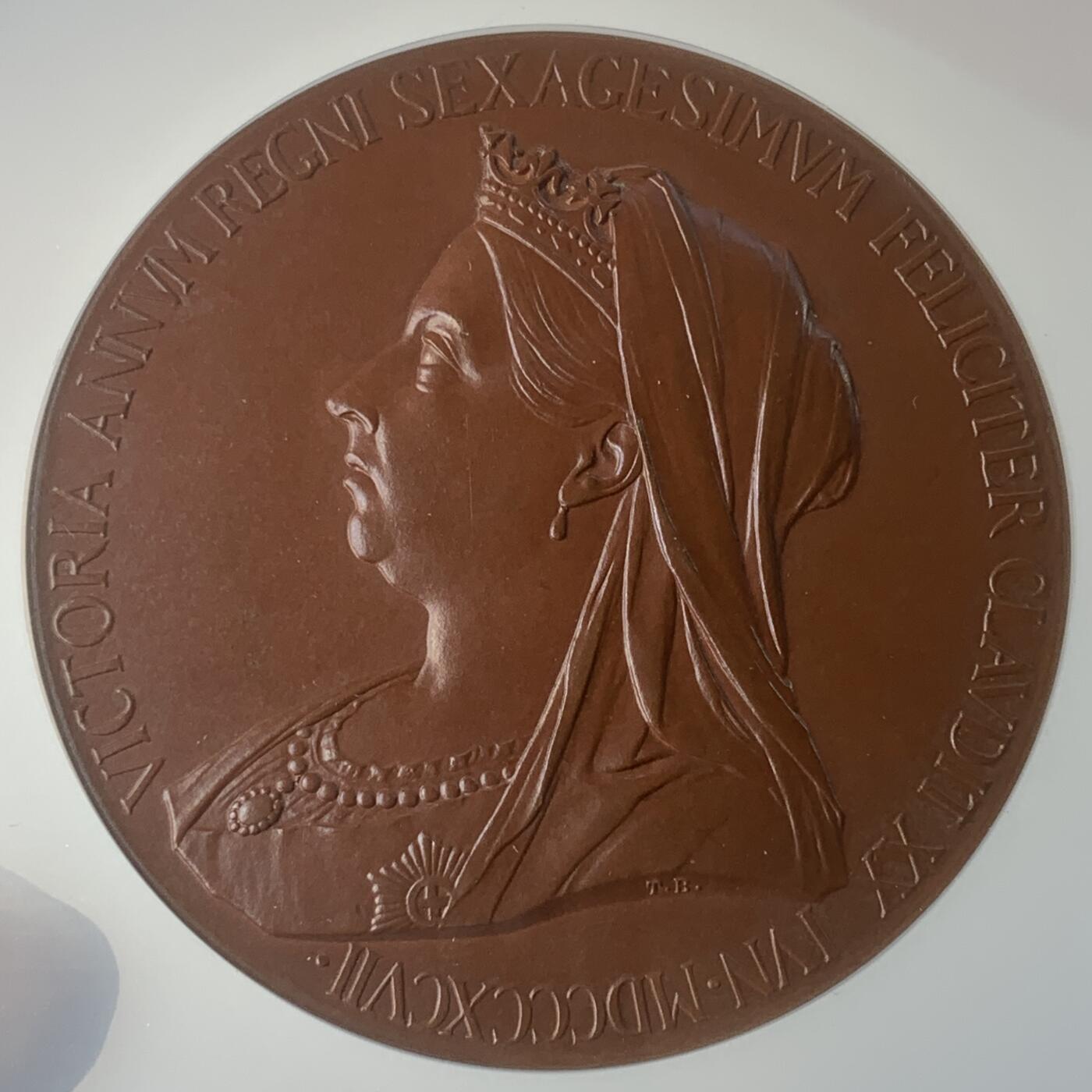 掌中浮雕-藏着的欧洲第057场 NGC MS64 : 1897年英国维多利亚女王登基60周年纪念铜章, 55mm