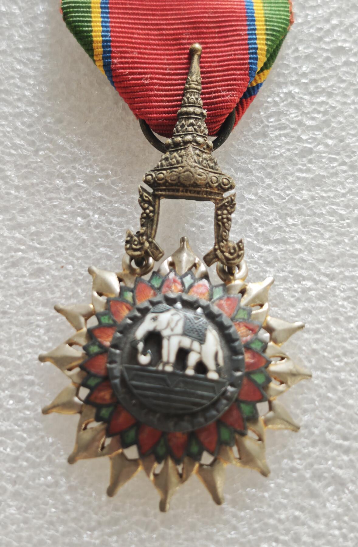 瓶子🏺第236期拍卖会  泰国五级（成员级）最崇高白象勋章（Order of the White Elephant, 5th Class/Member）银质（银镀金）中央为白象（泰国国宝与王权象征），立于多层台座之上，象身饰有鞍具，白象为泰国文化中神圣、尊贵的符号，代表王权与祥瑞