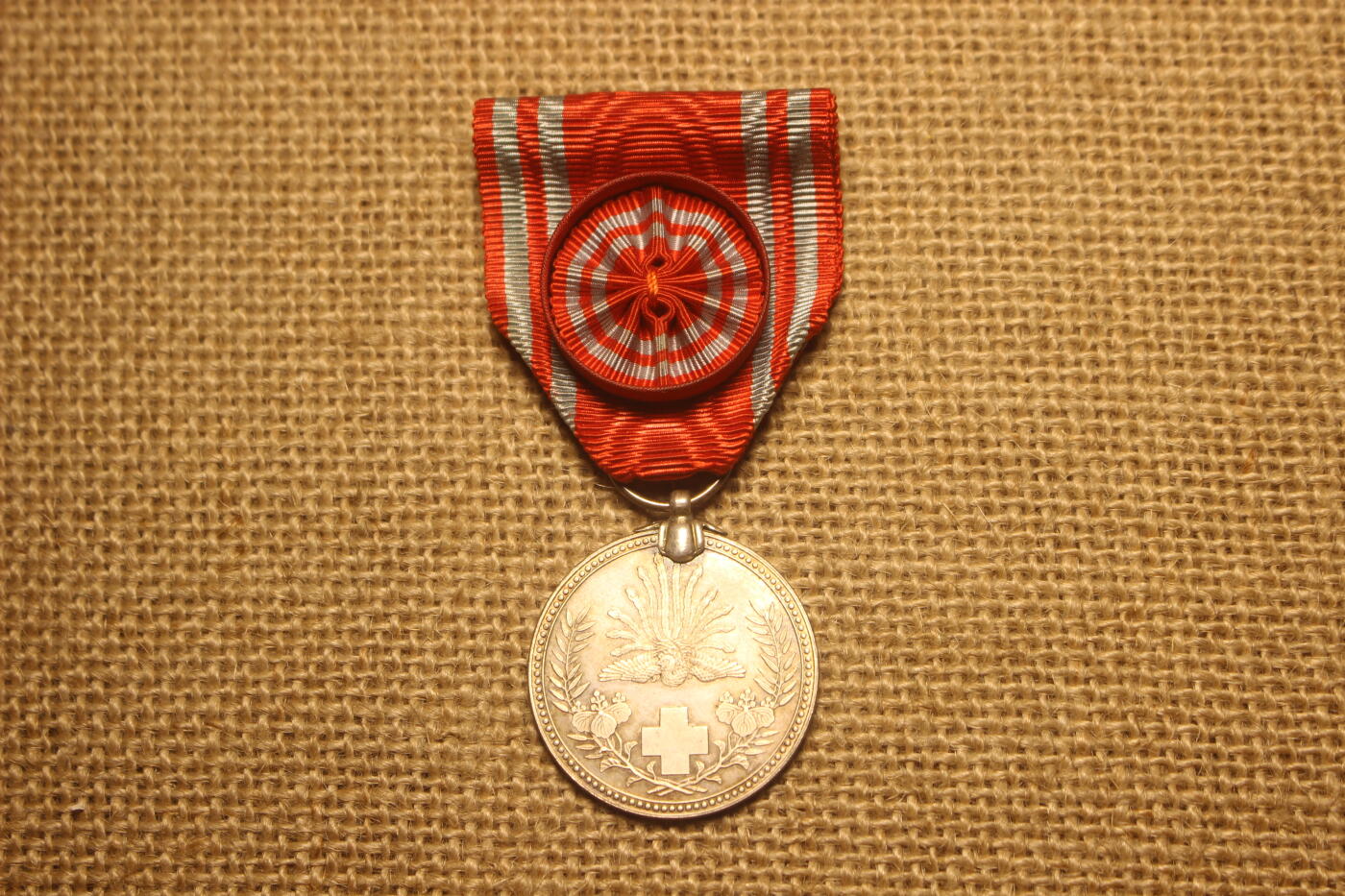 2026.4.11苏、日主题拍卖 赤十字特别社员章，大正至昭和早式样，银质，日常佩戴品相