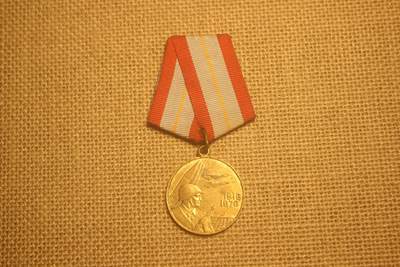 2026.4.11苏、日主题拍卖 - 苏联建军六十周年纪念章，近库存品相，镀金层略有老化剥落