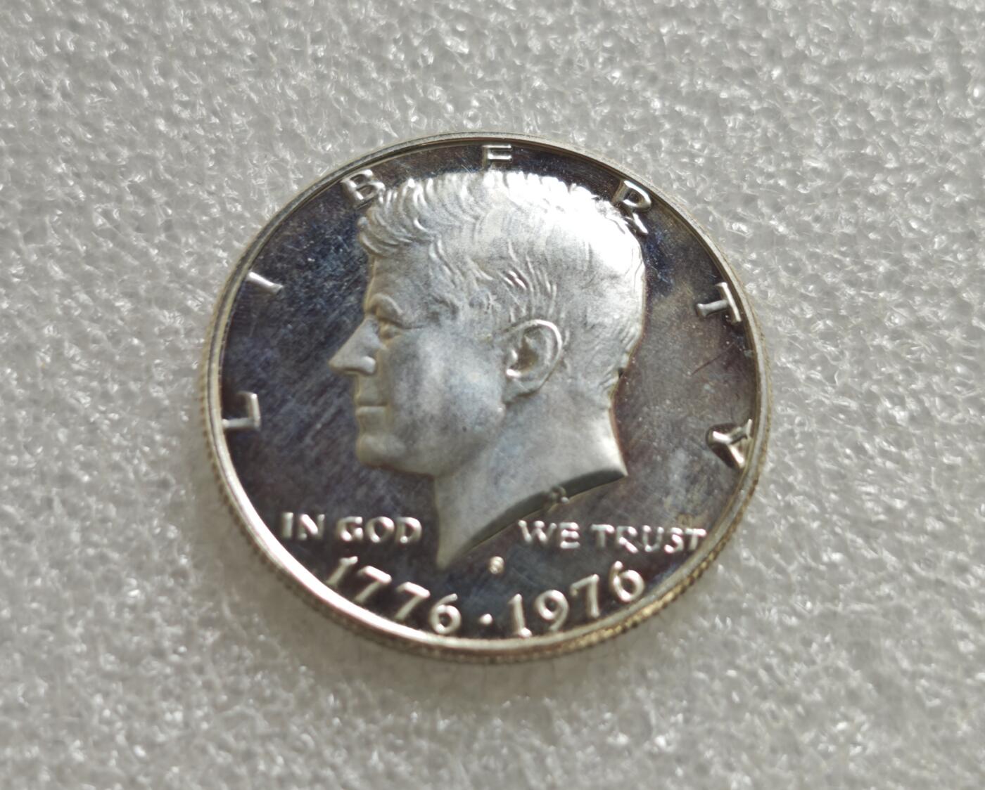 瓶子🏺第236期拍卖会  美国建国200周年肯尼迪半美元精制银币40%含银量（1776-1976）详细资料 这是一枚为纪念美国独立200周年发行的肯尼迪半美元（Kennedy Half Dollar）美国建国200周年纪念币系列 11.69克 32mm