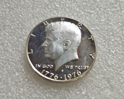 瓶子🏺第236期拍卖会 -  美国建国200周年肯尼迪半美元精制银币40%含银量（1776-1976）详细资料 这是一枚为纪念美国独立200周年发行的肯尼迪半美元（Kennedy Half Dollar）美国建国200周年纪念币系列 11.69克 32mm