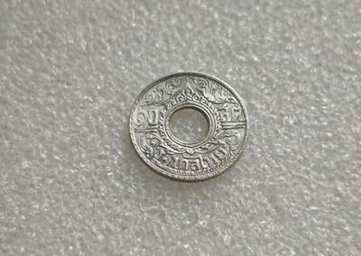 瓶子🏺第236期拍卖会 -  泰国（暹罗）1940年的10萨当（1/4铢）圆孔银币，是泰国近代货币史上的经典品种，融合了泰式艺术与西方造币工艺