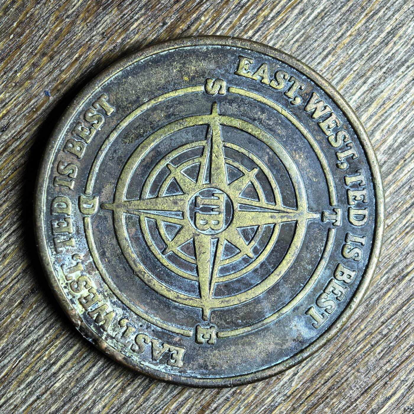 （向佐同款手势）英国时尚品牌 Ted Baker 的品牌纪念/广告代币（Token），不是法定流通货币。