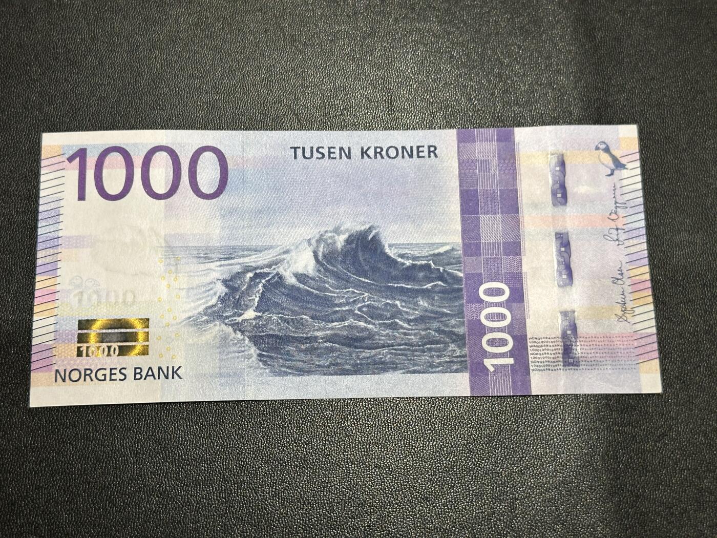 《外钞收藏家》第六百二十五期（精选场）（长期征集拍品、欢迎藏友们联系合作） 2019年挪威1000克朗 紫色海浪 全新 要求高的话个别角不绝轻微钝 尾810