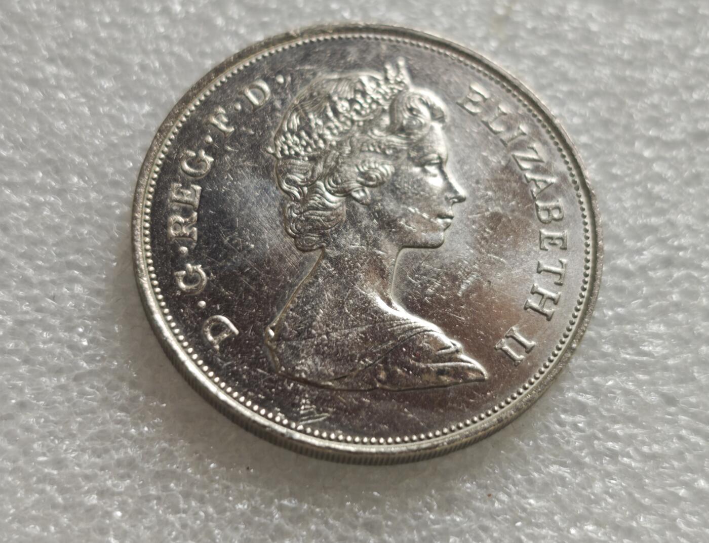 瓶子🏺第236期拍卖会  英国皇家铸币局为纪念1981年7月29日查尔斯王子（现任英国国王）与戴安娜·斯宾塞的世纪婚礼发行的纪念币，面值为25便士（1克朗），是英国最具知名度的现代纪念币之一