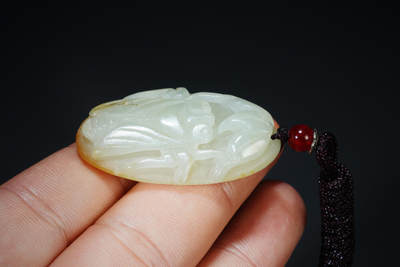 上海都达杂项专场102【全场包邮】  天然和田玉精雕《一鸣惊人》挂件 附鉴定证书96-34