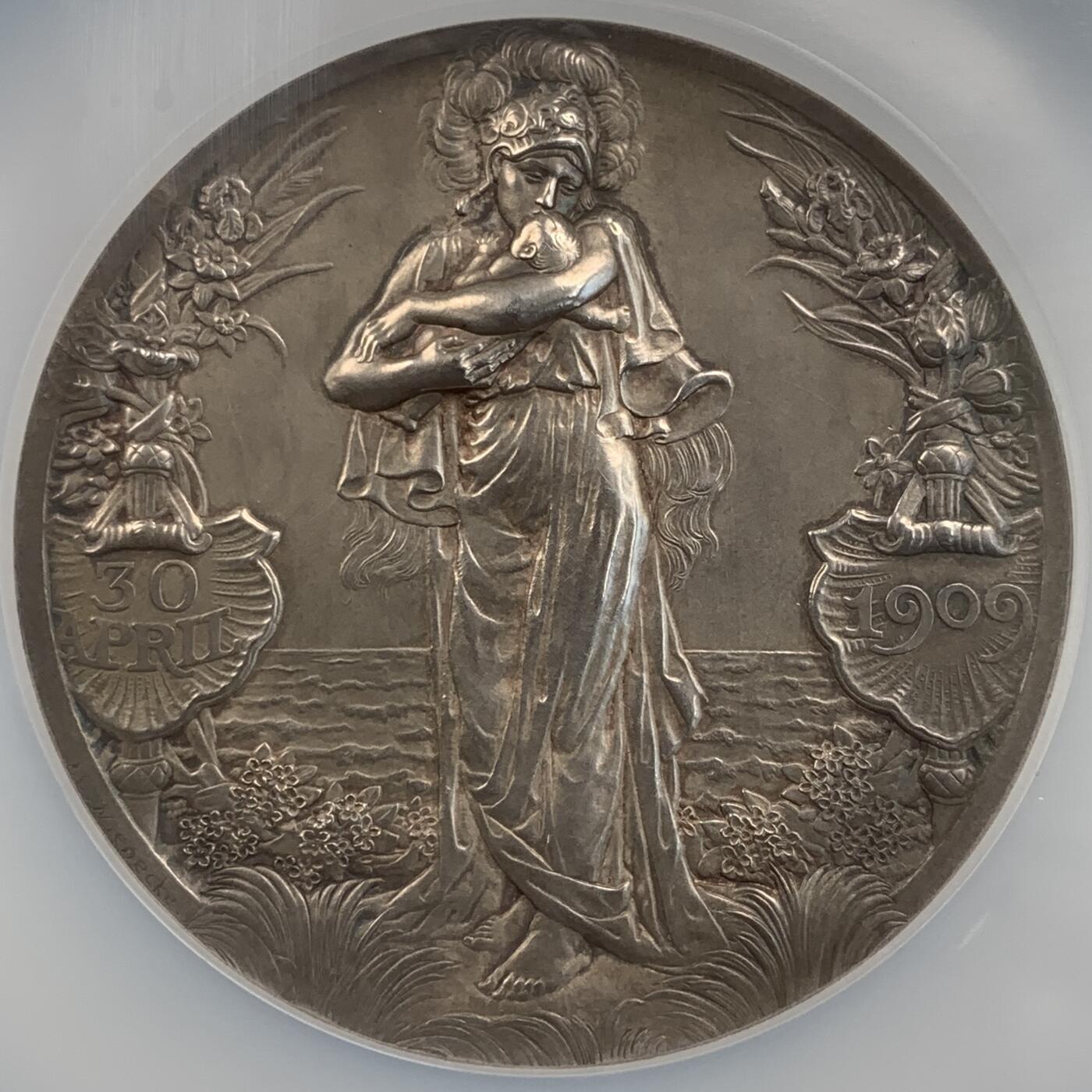 掌中浮雕-藏着的欧洲第057场 NGC MS63 : 1909年荷兰朱莉安娜公主出生银章， 65mm ，111g，J.C.Wienecke雕刻.，原盒。背面人物是荷兰女王威廉明娜和丈夫海因里希