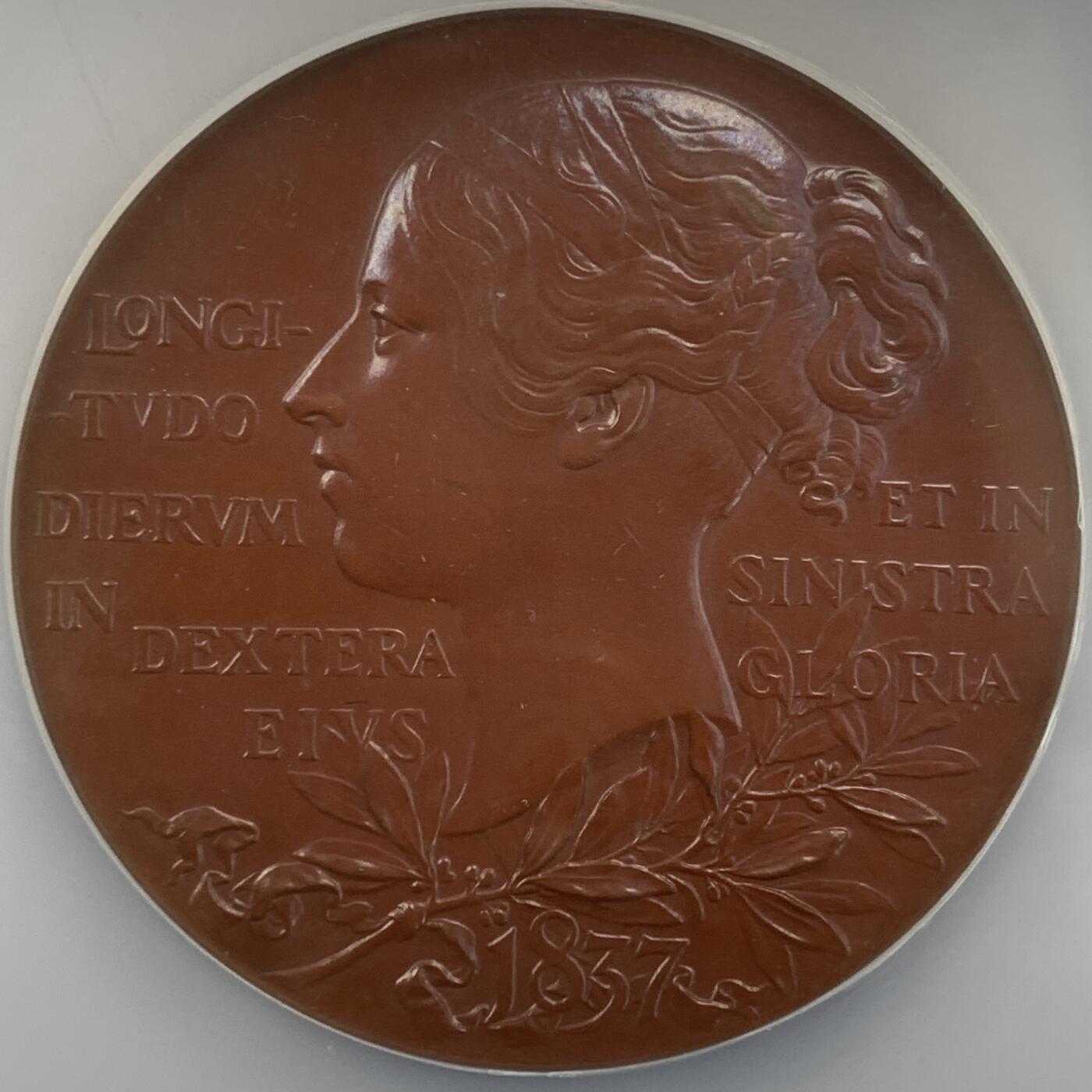 掌中浮雕-藏着的欧洲第057场 NGC MS64 : 1897年英国维多利亚女王登基60周年纪念铜章, 55mm