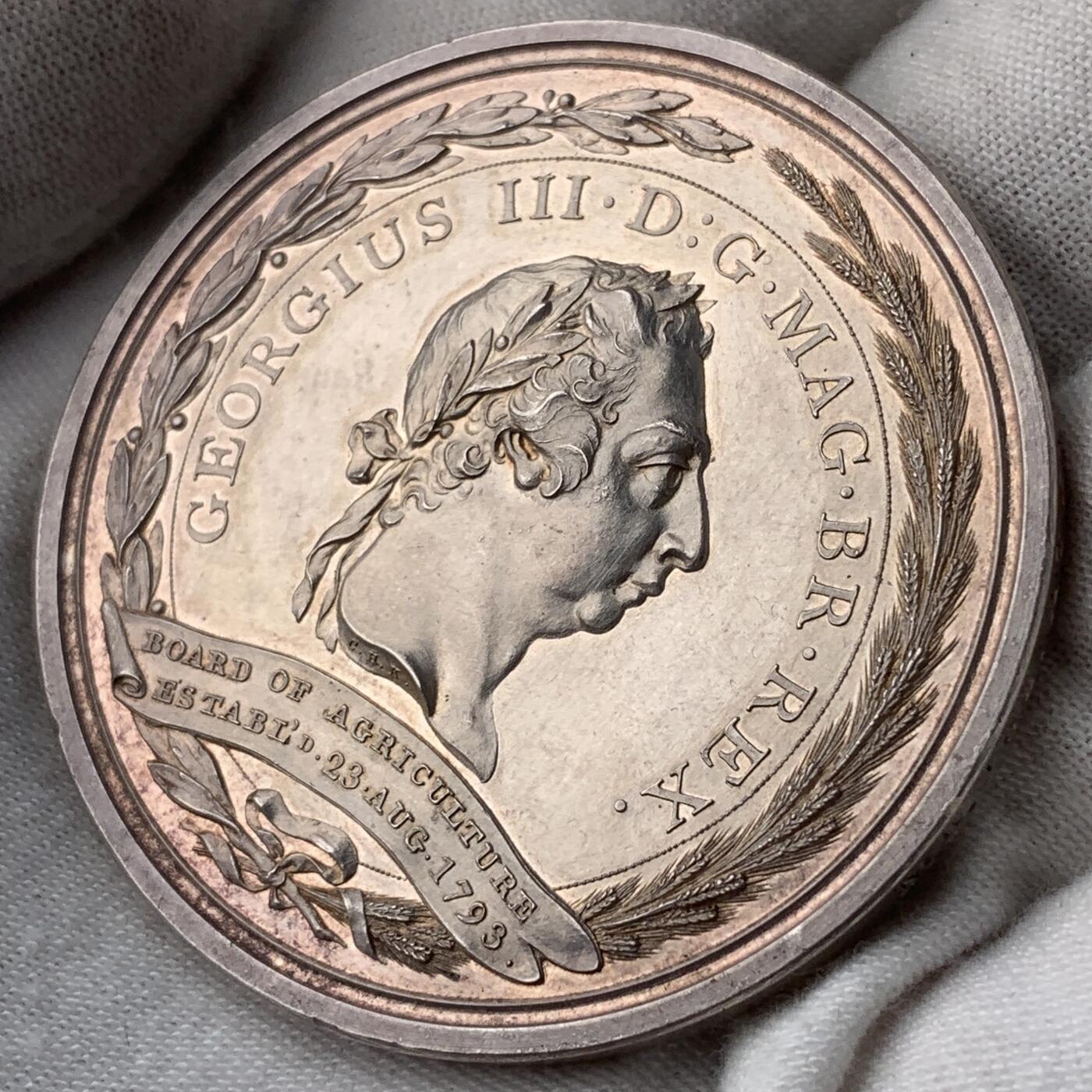 掌中浮雕-藏着的欧洲第057场 1801年英国农业委员会银奖章 ，48mm, 62g。C.H.kuchler雕刻。边缘刻获奖人：Mr Josh.Atkinson, 极罕！