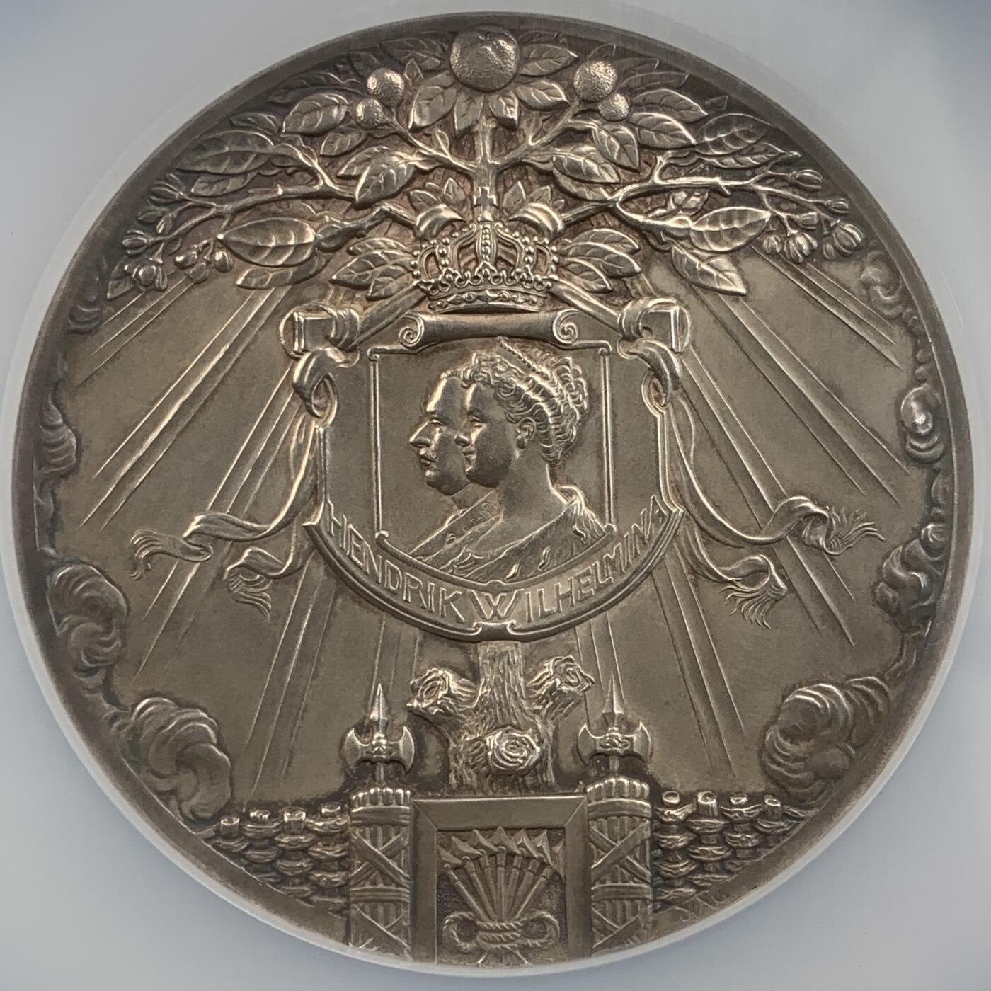 掌中浮雕-藏着的欧洲第057场 NGC MS63 : 1909年荷兰朱莉安娜公主出生银章， 65mm ，111g，J.C.Wienecke雕刻.，原盒。背面人物是荷兰女王威廉明娜和丈夫海因里希