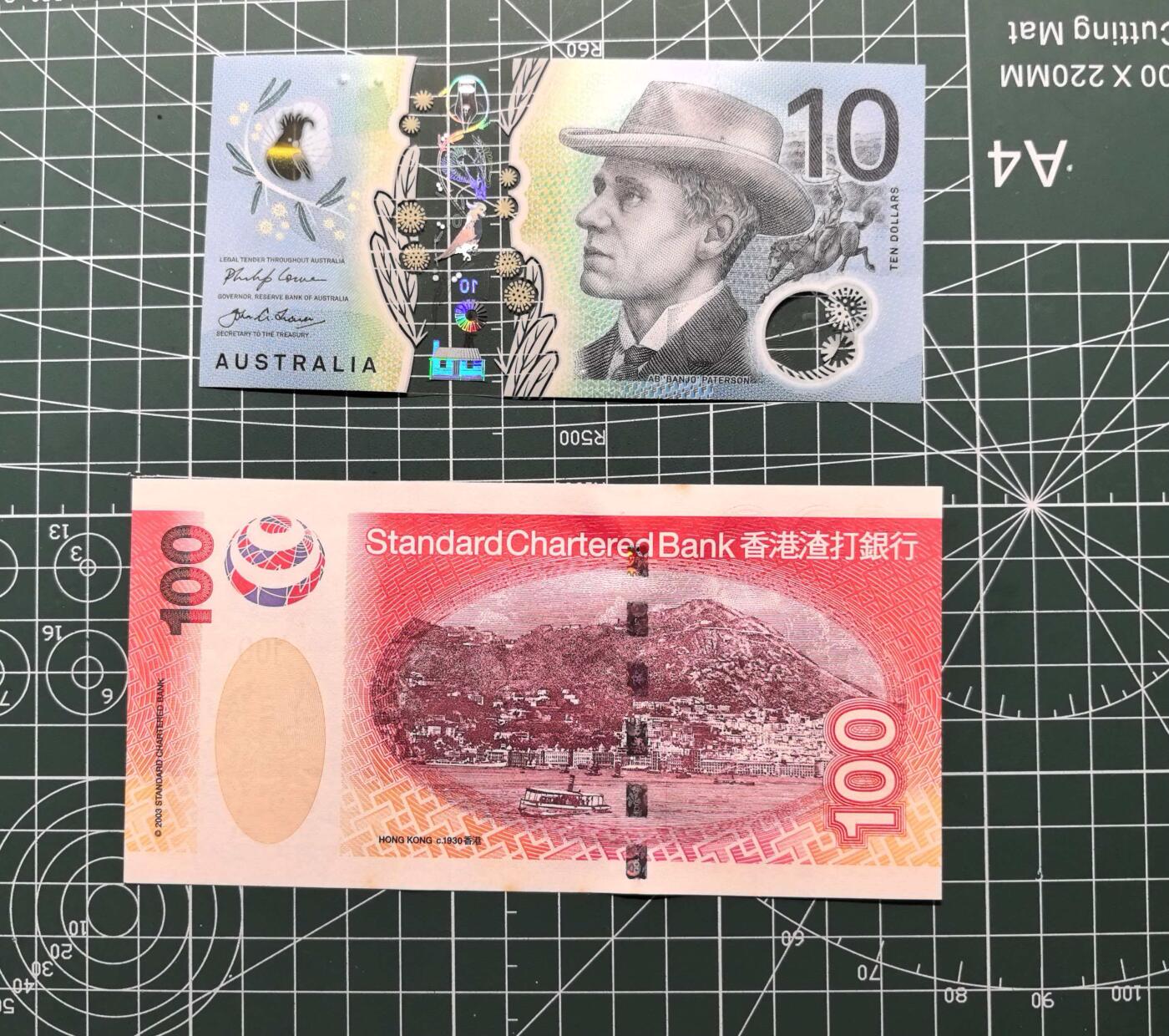 《外钞收藏家》第六百二十五期（精选场）（长期征集拍品、欢迎藏友们联系合作） 2017年澳大利亚10元塑料钞 AA冠+2003年香港渣打银行100元 补号 2张 全新UNC