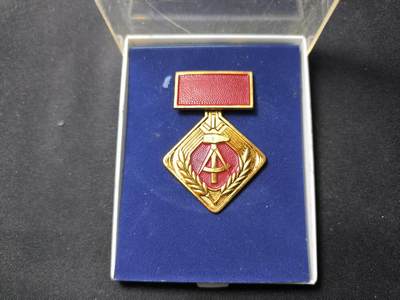 云宸嘉赏-勋臻佳藏四月精品甄选场次（低佣 一元一手） - 民主德国劳动荣誉奖章 早期版美品带原盒 赠友佳品