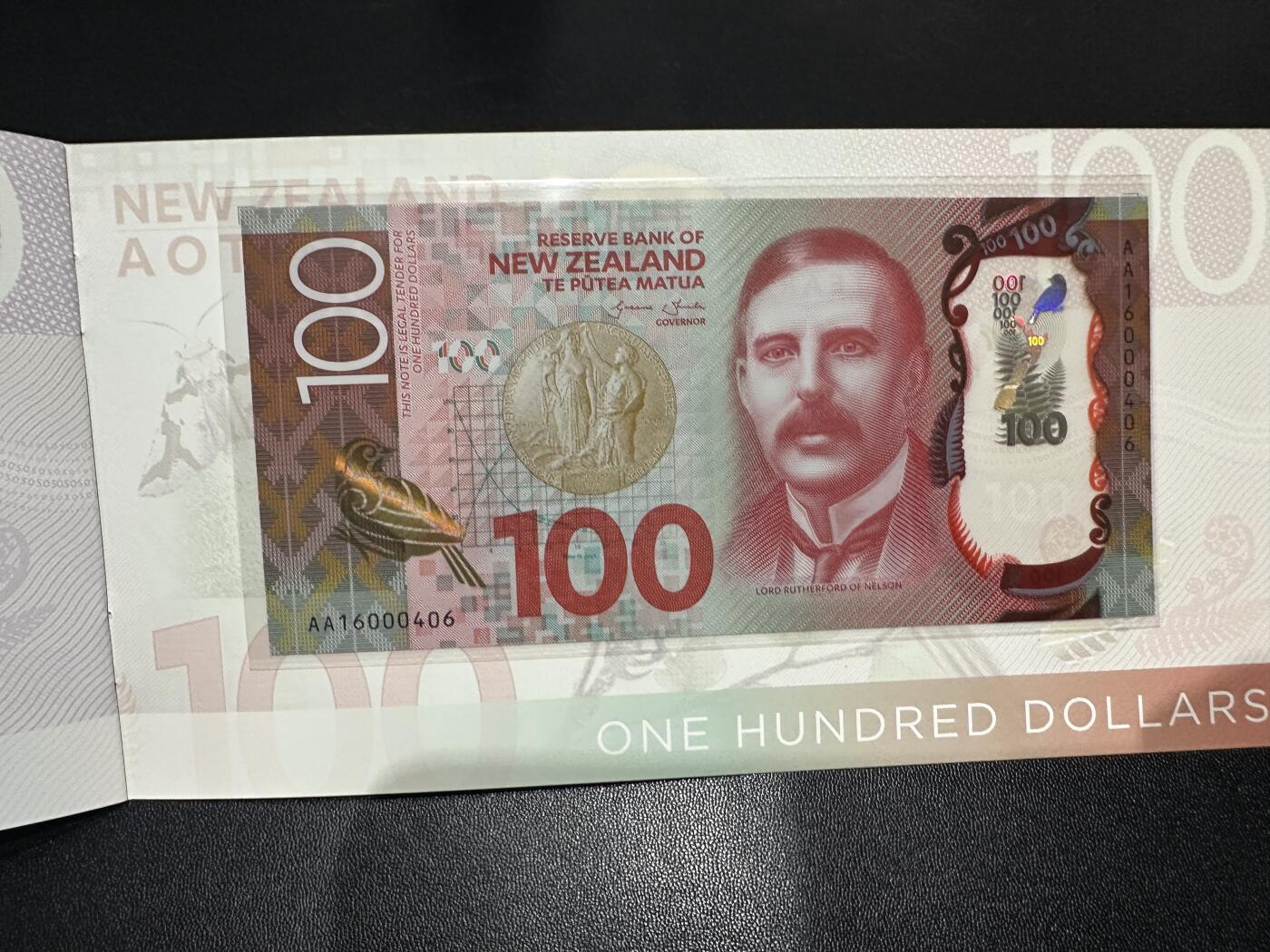 《外钞收藏家》第六百二十五期（精选场）（长期征集拍品、欢迎藏友们联系合作） 新西兰明亮版塑料钞5-100元 五张一起 AA冠 全同号 百位号406 全新UNC 原装册子