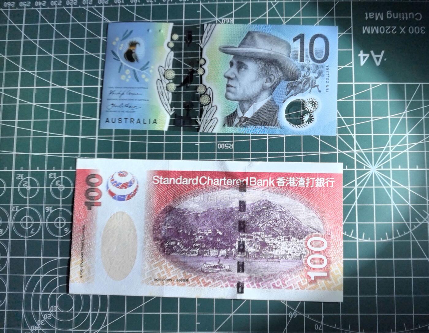 《外钞收藏家》第六百二十五期（精选场）（长期征集拍品、欢迎藏友们联系合作） 2017年澳大利亚10元塑料钞 AA冠+2003年香港渣打银行100元 补号 2张 全新UNC