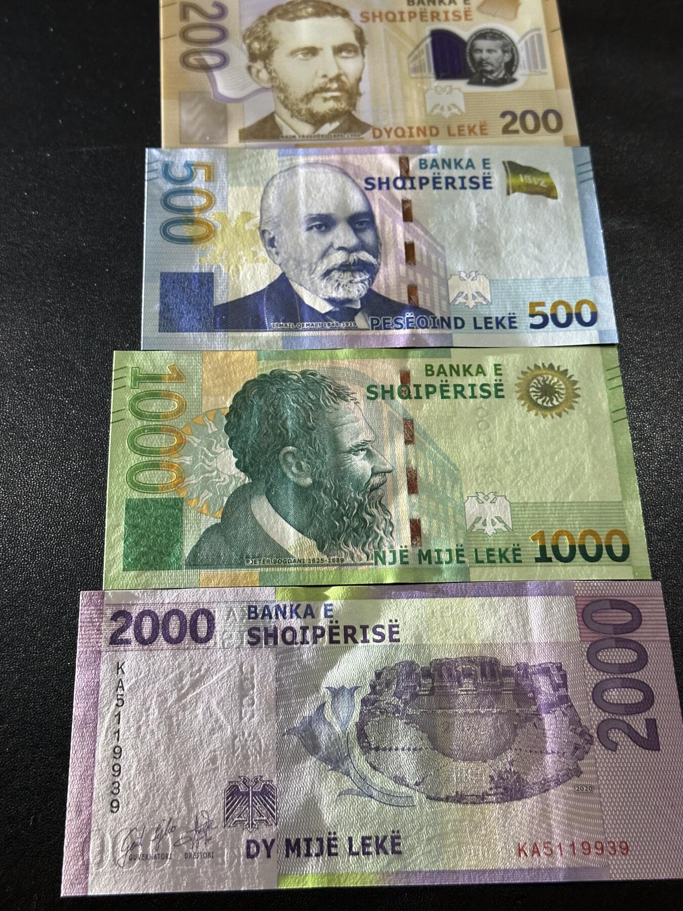 《外钞收藏家》第六百二十五期（精选场）（长期征集拍品、欢迎藏友们联系合作） 2022年阿尔巴尼亚200-1000列克 4张一起 全新UNC 全部是首发冠