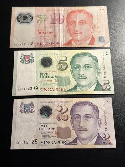 丙午马年四月第二场 。本期更新各类稀有品种 - 李显龙少见签名一组三张！流通品相。其中10甚至是最少见的李显龙签名塑料钞！三张都是A冠