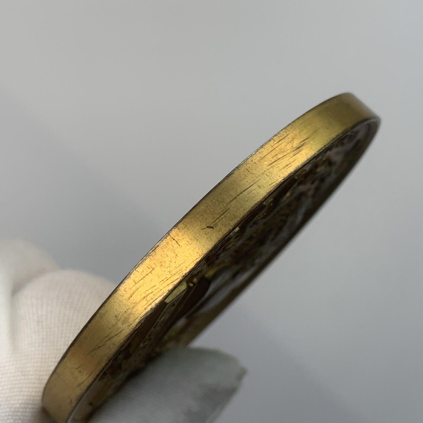 掌中浮雕-藏着的欧洲第057场 1890年西班牙欧洲科学博览会镀金铜章，带原盒（盒子有破损），71mm