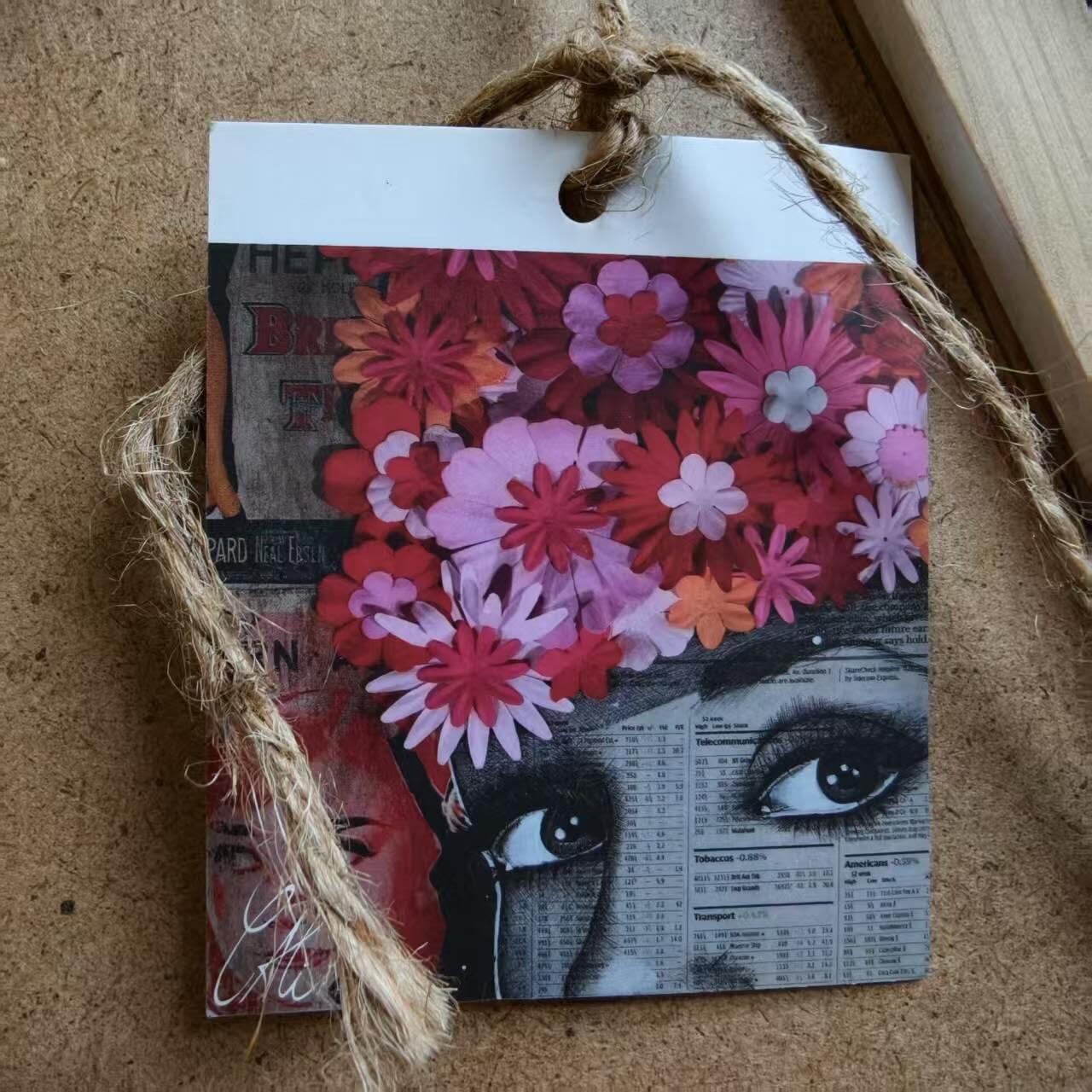 瓶子🏺第236期拍卖会 法国艺术家Cali 创作的混合媒介版画，主题致敬经典电影《捉贼记》中的银幕情侣——加里·格兰特与格蕾丝·凯利。 作品采用拼贴与浮雕结合的手法，背景由多张复古电影海报碎片构成，营造出浓厚的怀旧氛围。 Caroline 擅长将流行文化符号与当代艺术语言融合，这件作品不仅是一次对黄金时代好莱坞的致敬，也体现了她对“记忆”与“影像”的再创作。尺寸33.5*28