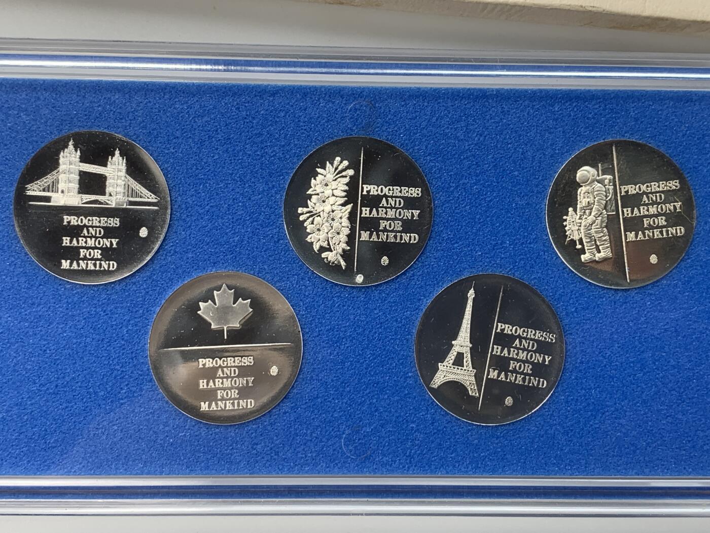 掌中浮雕-藏着的欧洲第057场 1970年日本世博会金属纪念章一套（5枚），30mm，UNC状态，亚克力盒子可以打开