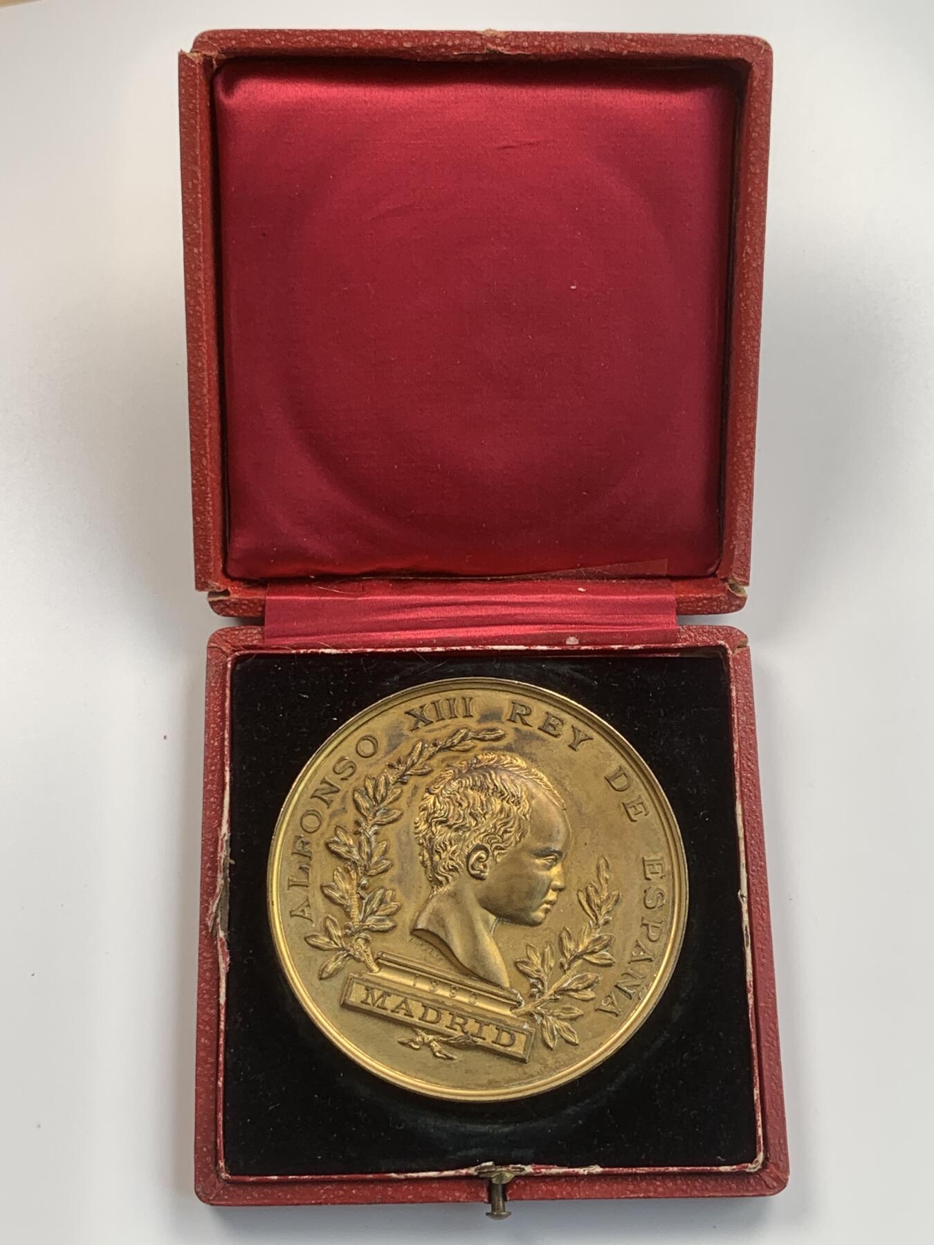 掌中浮雕-藏着的欧洲第057场 1890年西班牙欧洲科学博览会镀金铜章，带原盒（盒子有破损），71mm