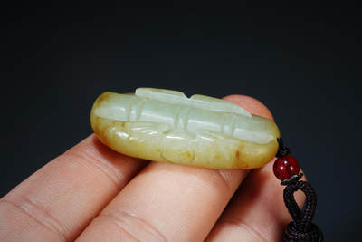 上海都达杂项专场102【全场包邮】  天然和田玉精雕《祝福》挂件 附鉴定证书96-33