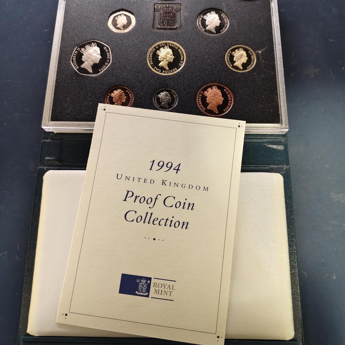 【全场包邮】纯粹捡漏拍519场 英国1994年官方蓝本精制套币-盒证全-含2镑英格兰银行300周年+1镑苏格兰狮徽+50便士D-DAY五十周年（获奖币）精制纪念币