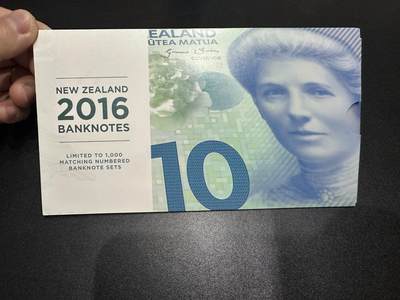 《外钞收藏家》第六百二十五期（精选场）（长期征集拍品、欢迎藏友们联系合作） - 新西兰明亮版塑料钞5-100元 五张一起 AA冠 全同号 百位号406 全新UNC 原装册子