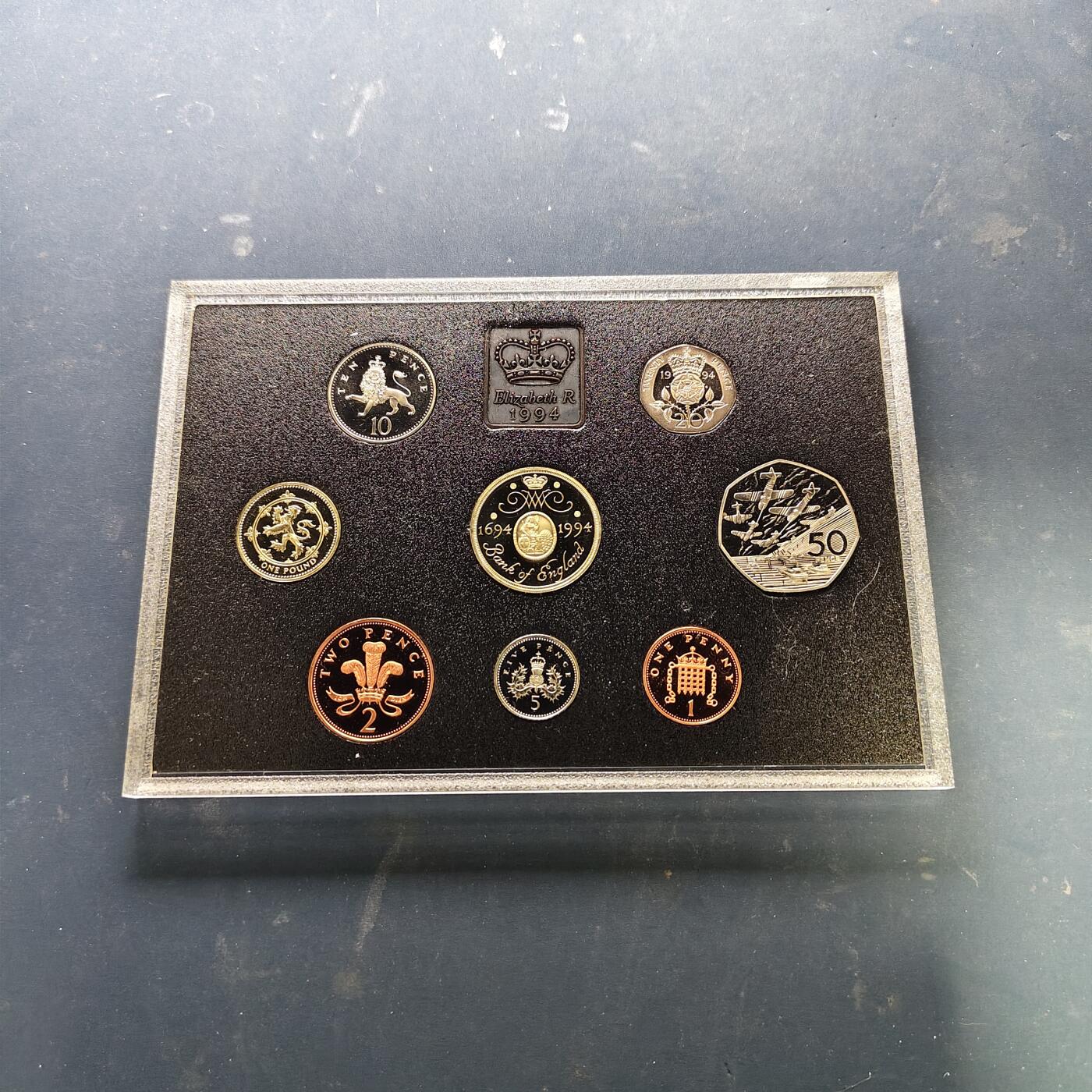 【全场包邮】纯粹捡漏拍519场 英国1994年官方蓝本精制套币-盒证全-含2镑英格兰银行300周年+1镑苏格兰狮徽+50便士D-DAY五十周年（获奖币）精制纪念币
