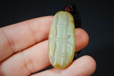 上海都达杂项专场102【全场包邮】  天然和田玉精雕《祝福》挂件 附鉴定证书96-33