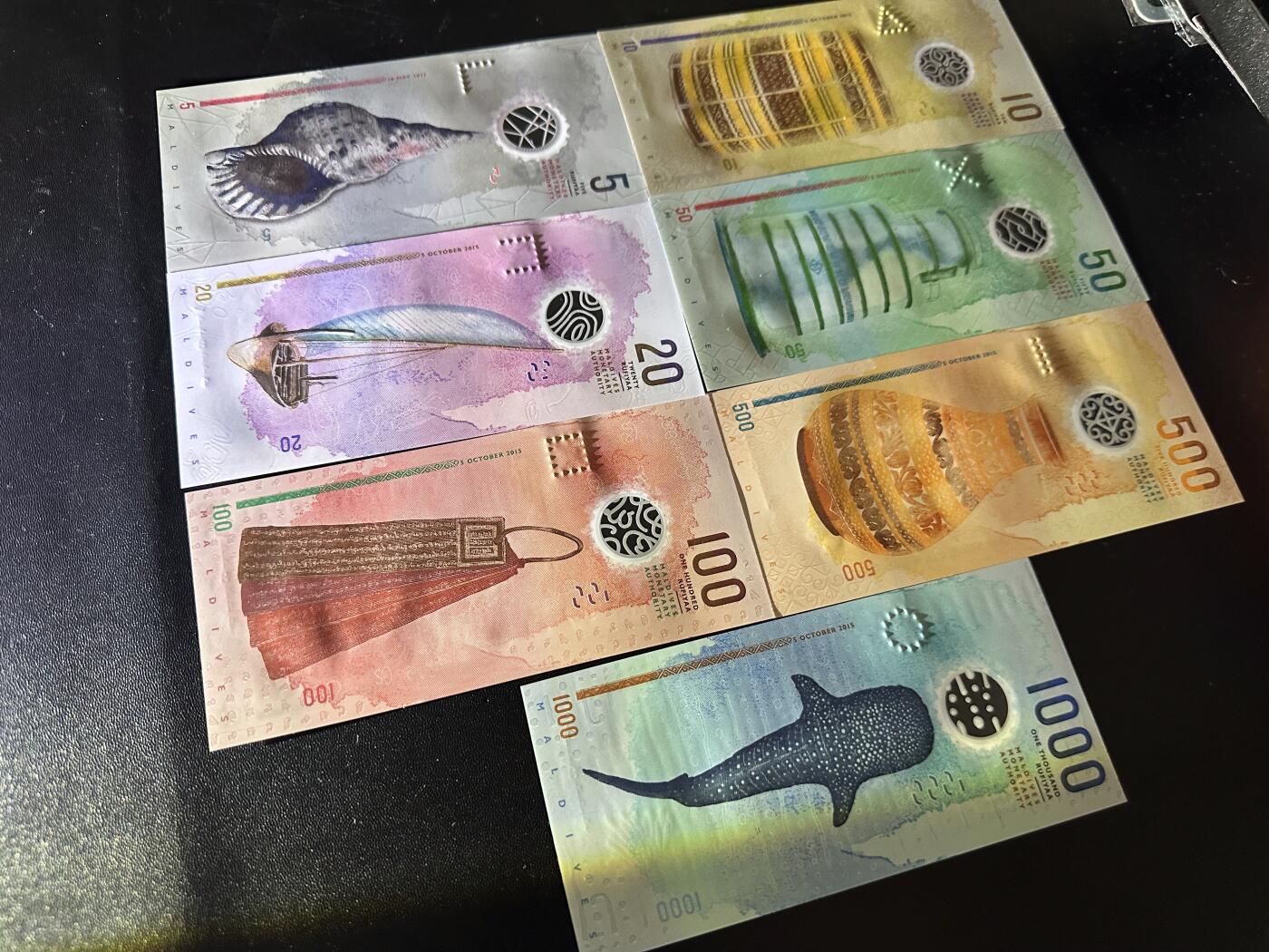 《外钞收藏家》第六百二十五期（精选场）（长期征集拍品、欢迎藏友们联系合作） 2015年马尔代夫塑料钞5-1000 七张一起 全新UNC A冠 全同号 豹子号111 倒置号 人二