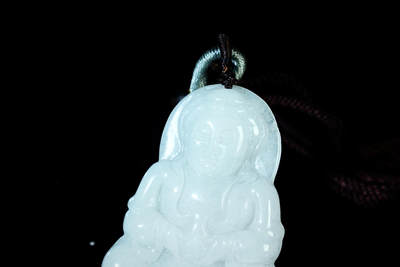 上海都达杂项专场102【全场包邮】  天然冰糯种翡翠（A货）精雕《持瓶观音》挂件 附鉴定证书96-11