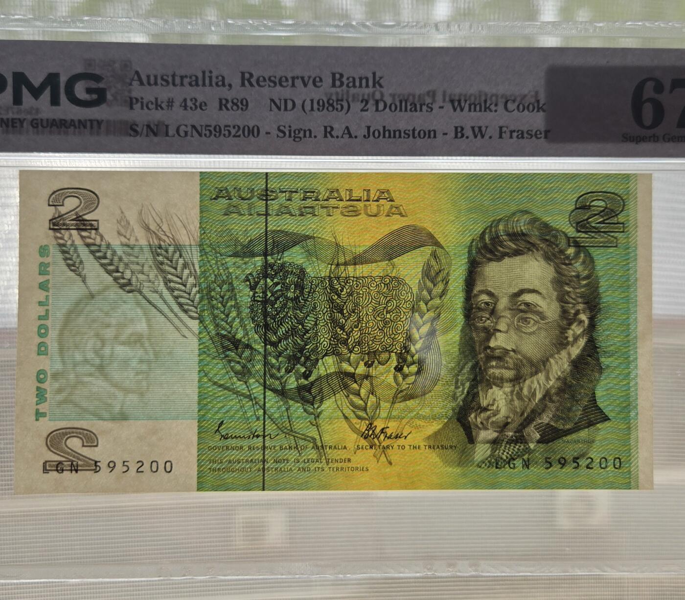 听雨轩（八十） 澳大利亚2澳元 pmg67 无347靓号正面印有澳大利亚政治家、企业家约翰·麦卡瑟的肖像，搭配装饰化绵羊图案，背面对应为农学家威廉·詹姆斯·法勒；1985