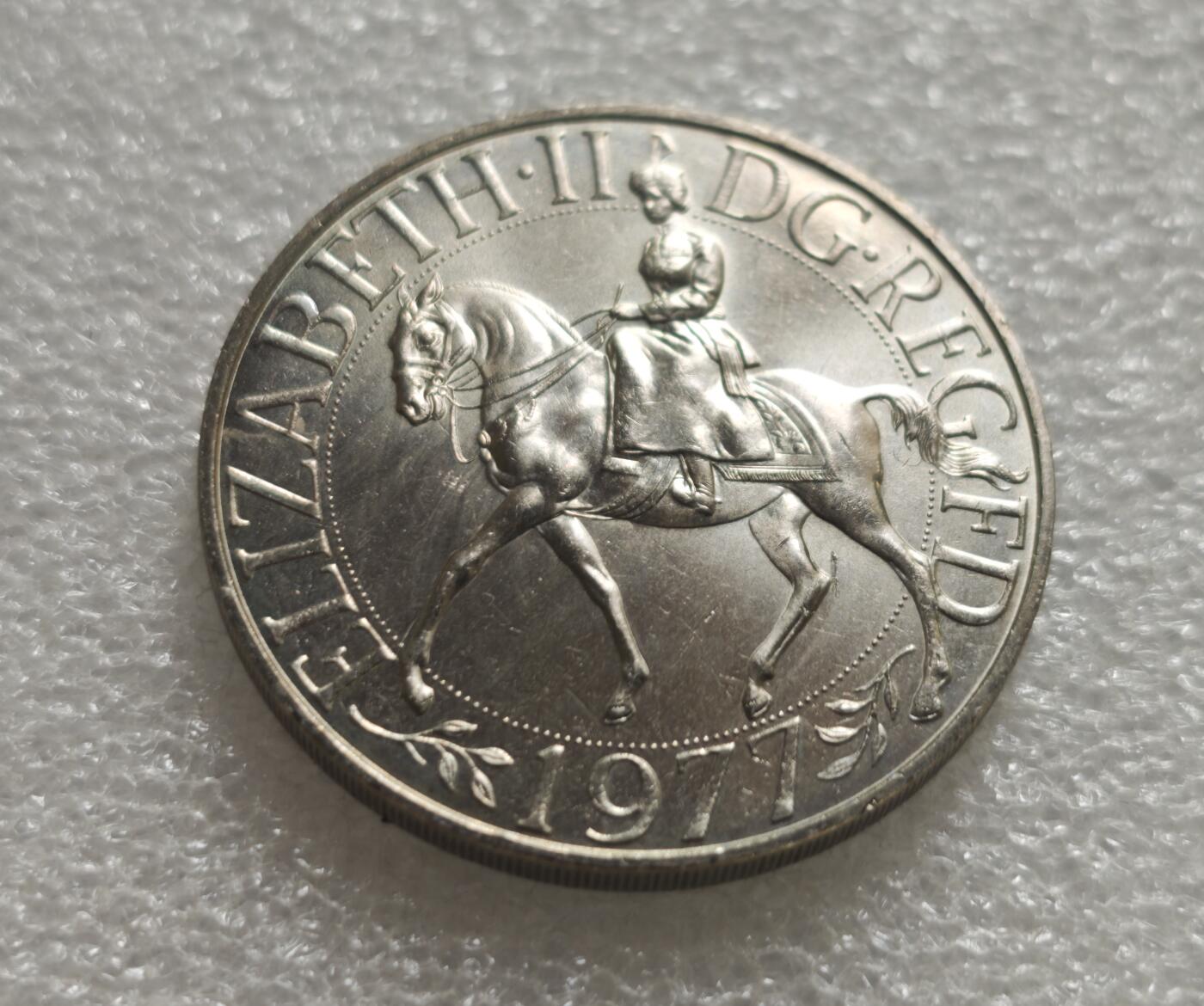 瓶子🏺第236期拍卖会  1977年英国伊丽莎白二世登基25周年（银禧）纪念克朗币  英国皇家铸币局为纪念伊丽莎白二世女王登基25周年（银禧庆典，Silver Jubilee）发行的纪念币，面值为25便士（1克朗/Crown），是英国现代最具代表性的纪念币之一