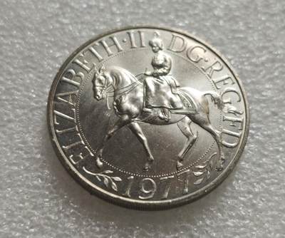 瓶子🏺第236期拍卖会 -  1977年英国伊丽莎白二世登基25周年（银禧）纪念克朗币  英国皇家铸币局为纪念伊丽莎白二世女王登基25周年（银禧庆典，Silver Jubilee）发行的纪念币，面值为25便士（1克朗/Crown），是英国现代最具代表性的纪念币之一