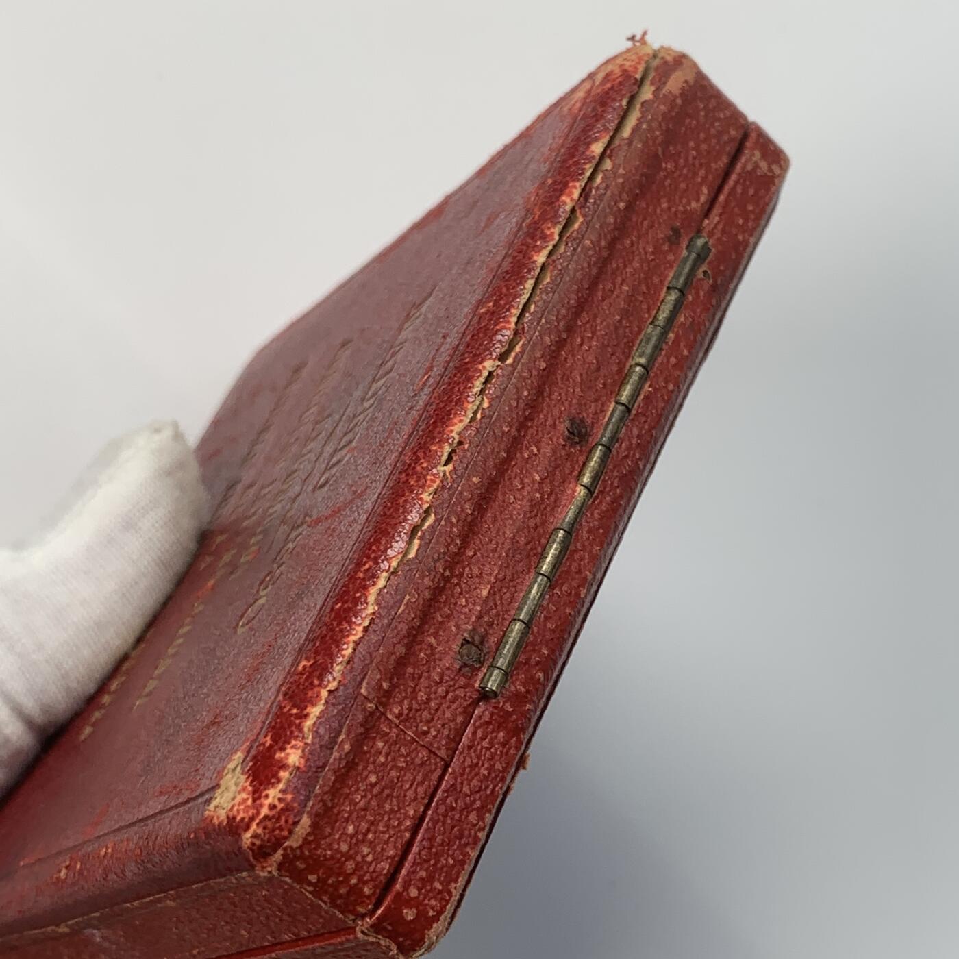 掌中浮雕-藏着的欧洲第057场 1890年西班牙欧洲科学博览会镀金铜章，带原盒（盒子有破损），71mm