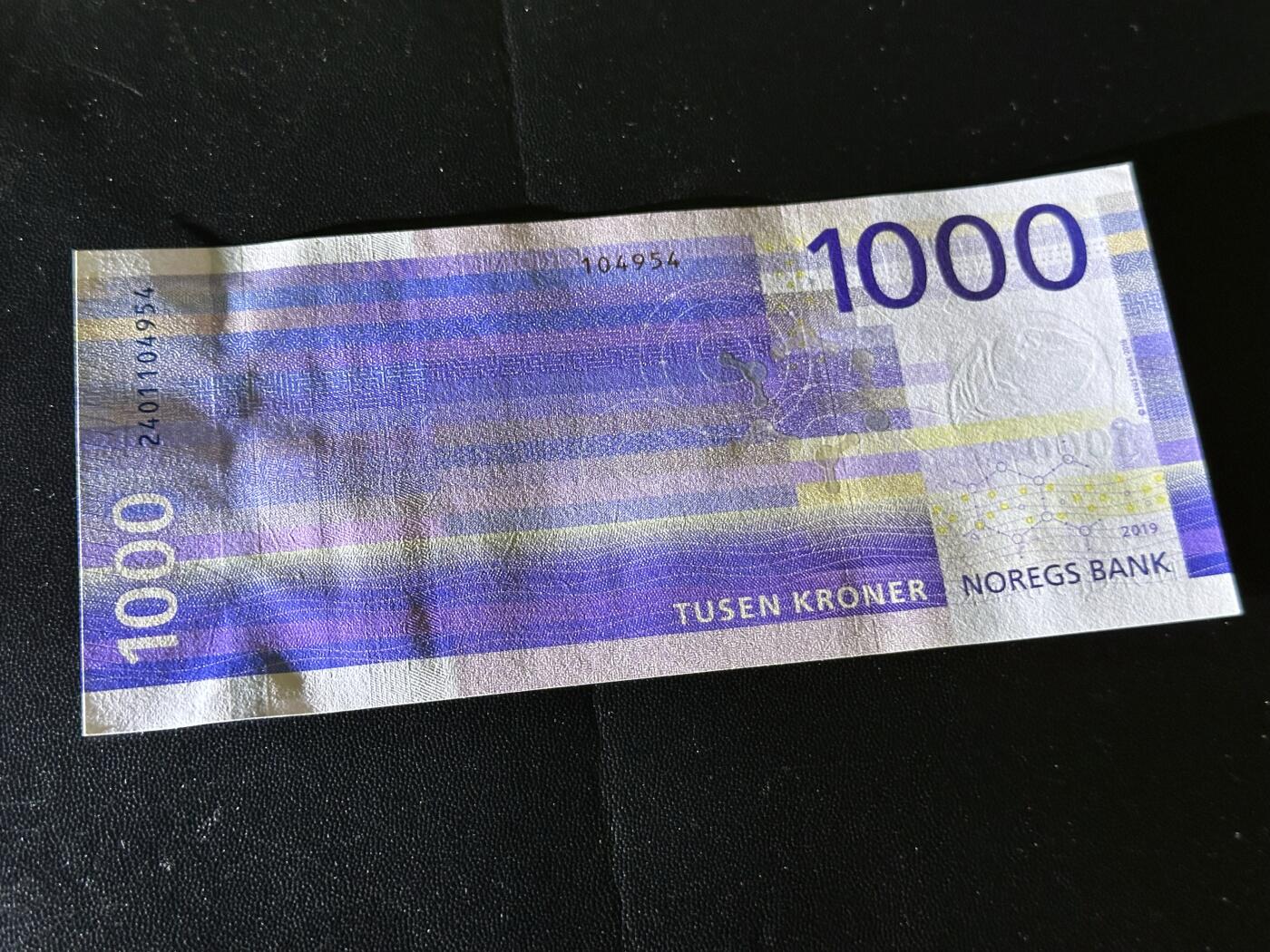 《外钞收藏家》第六百二十五期（精选场）（长期征集拍品、欢迎藏友们联系合作） 2019年挪威1000克朗 紫色海浪 全新 要求高的话个别角不绝轻微钝 尾954