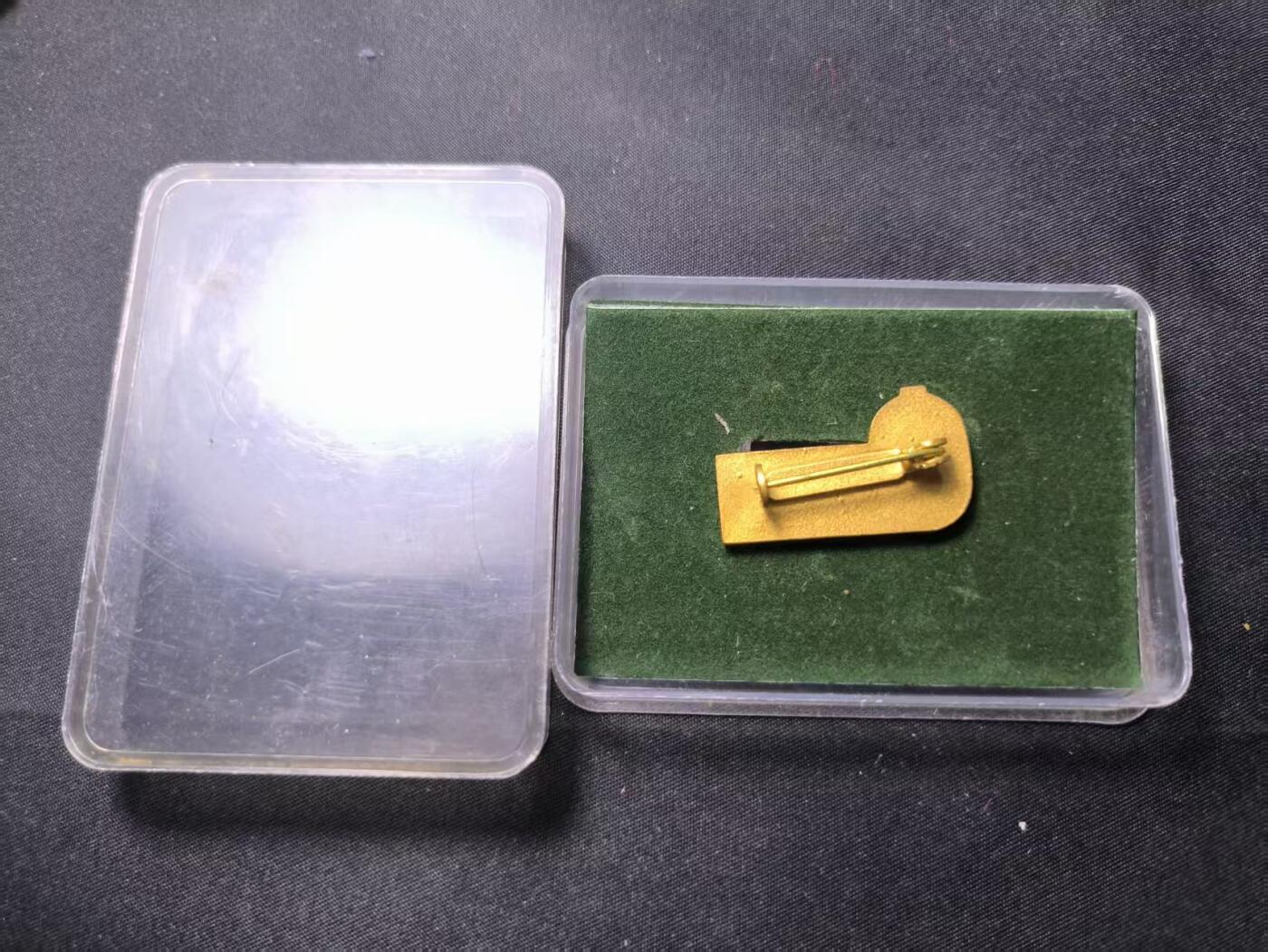 云宸嘉赏-勋臻佳藏四月精品甄选场次（低佣 一元一手） 民主德国农民民主党（DBD-东德的重要参政党派）二十五年荣誉党员证章带盒  