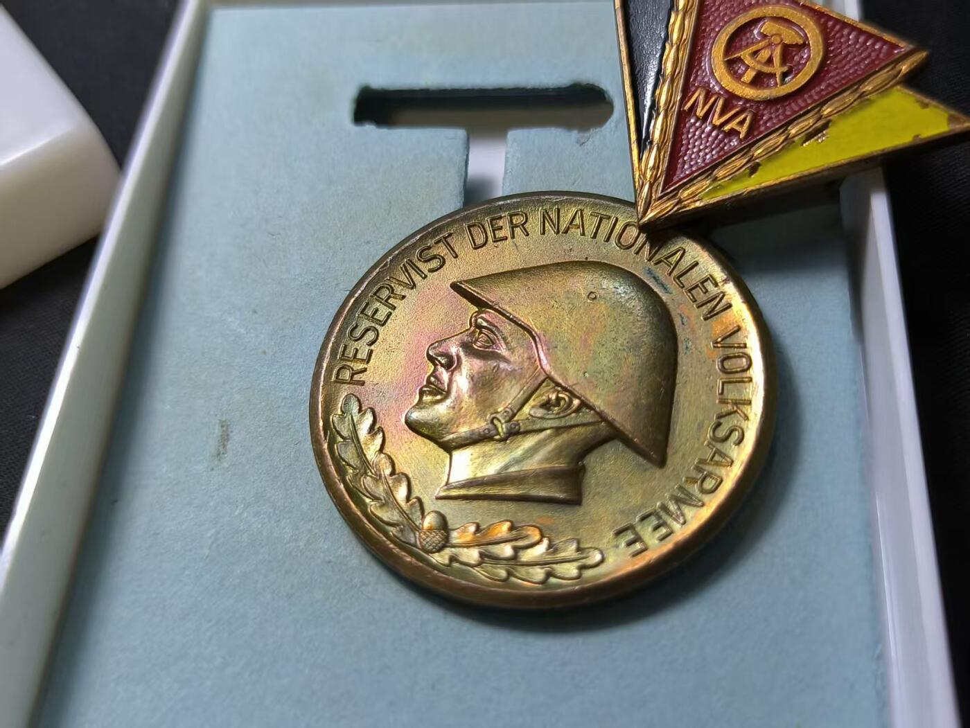 云宸嘉赏-勋臻佳藏四月精品甄选场次（低佣 一元一手） 民主德国人民军预备役军官奖章带盒 早期版五彩镀层非常漂亮