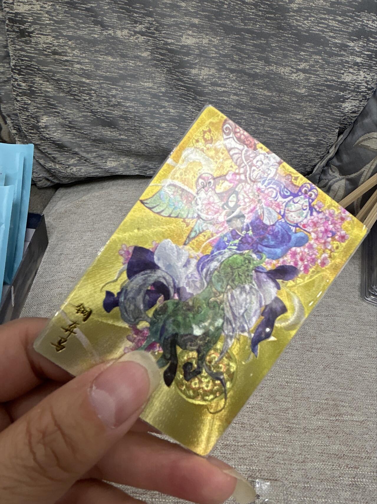 喜灰玩卡拍卖第七期，接拍品0佣金，欢迎送拍，释放现金流，让自己有资金可以购买更多喜欢的卡牌，让别的卡友能淘到更多心仪的卡牌 卡德曼 玉玉卿老师绘铜弃马 折光粗闪 最后一图可见卡面原带瑕疵，介意勿拍