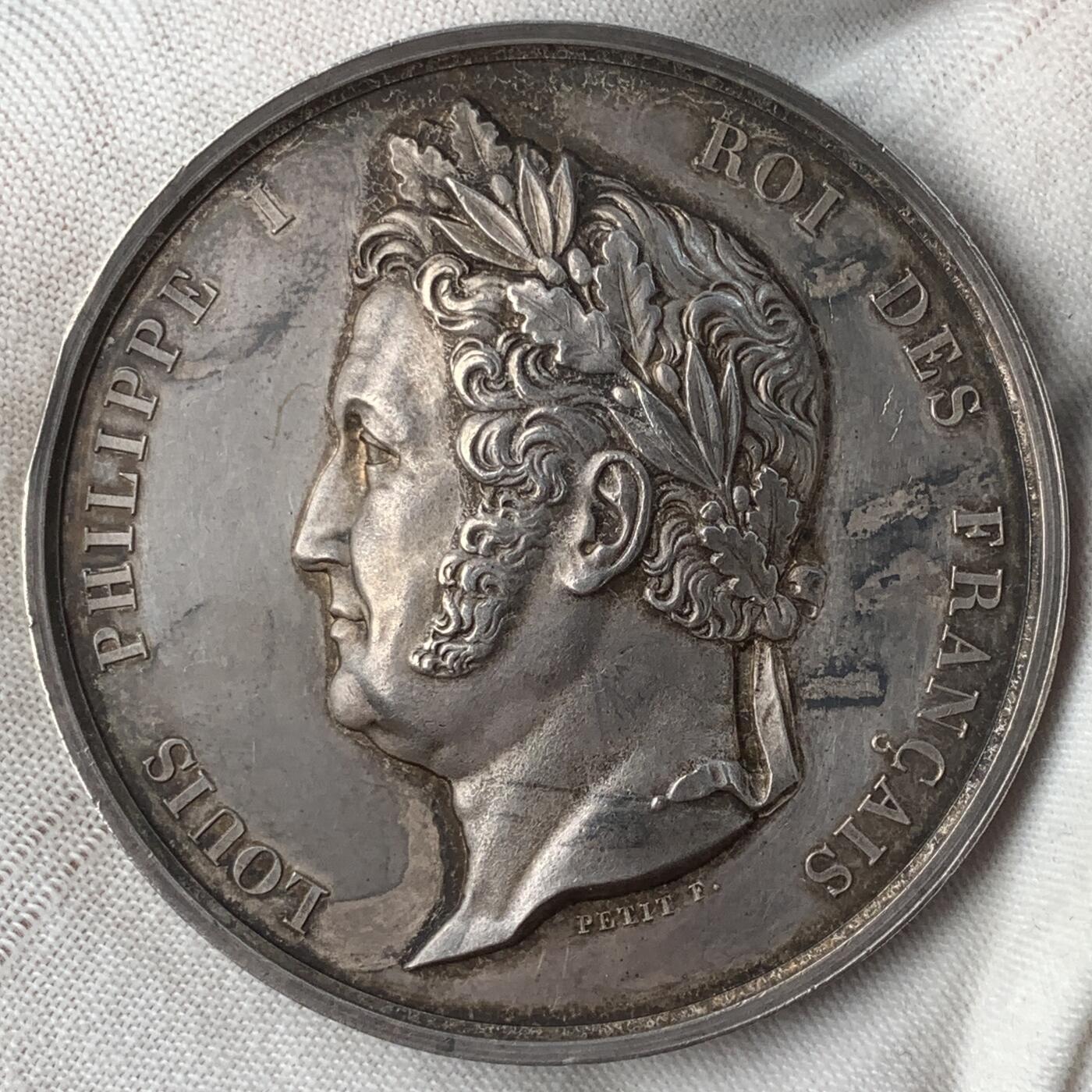 掌中浮雕-藏着的欧洲第057场 1845年法国奥尔良王朝众议院议员银质奖章，此奖章为法国众议院在每一届议会开幕时颁发，最早作为议员身份证明，后来成为惯例作为纪念发放。正面为法国国王路易.菲利普，52mm，73.5g，船首边铭，原铸