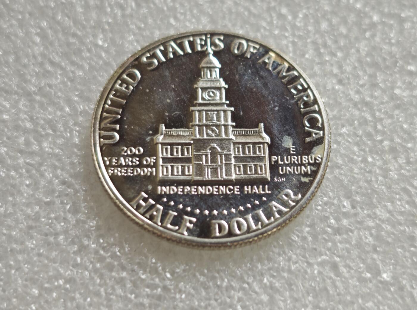 瓶子🏺第236期拍卖会  美国建国200周年肯尼迪半美元精制银币40%含银量（1776-1976）详细资料 这是一枚为纪念美国独立200周年发行的肯尼迪半美元（Kennedy Half Dollar）美国建国200周年纪念币系列 11.69克 32mm